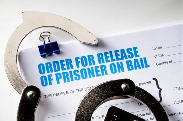 Ventajas de estar fuera de custodia en la defensa penal: Ideas del abogado Spencer Freeman