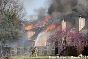 Ventajas de contratar a un abogado especializado en pérdidas por incendio tras un incendio doméstico: opiniones del abogado Spencer Freeman